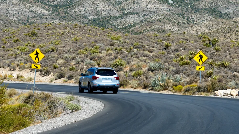 Auto auf der Straße durch den Red Rock Canyon in Nevada