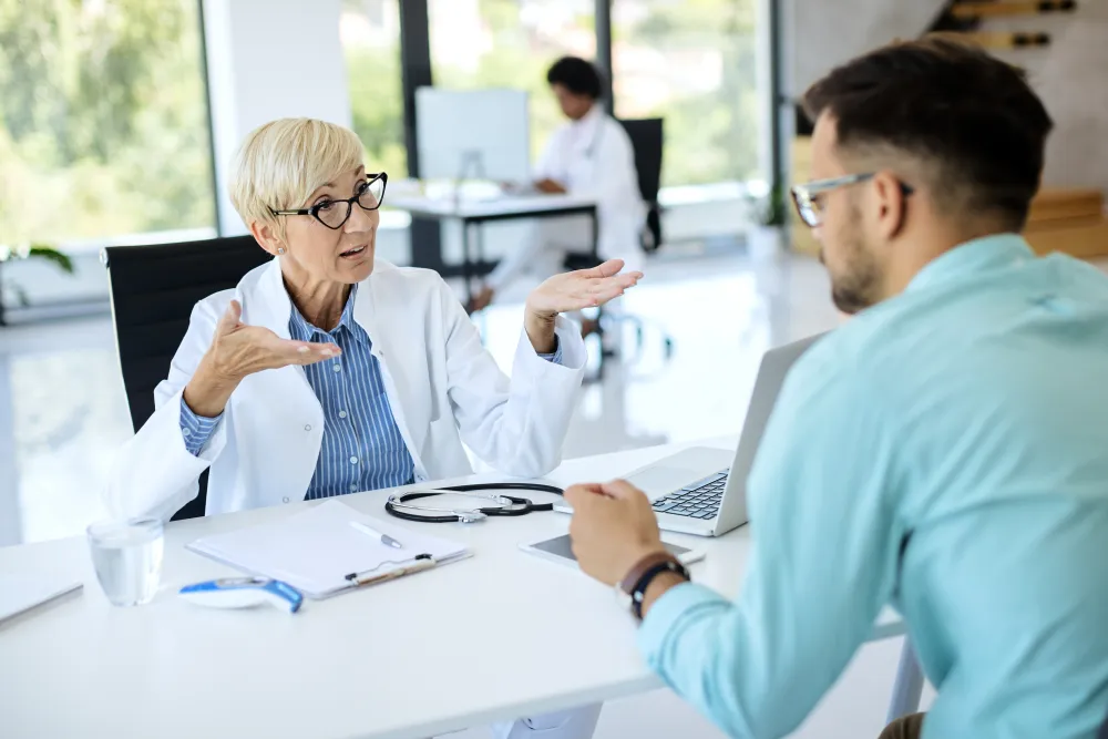 Ärztin spricht mit einem Patienten in der Klinik