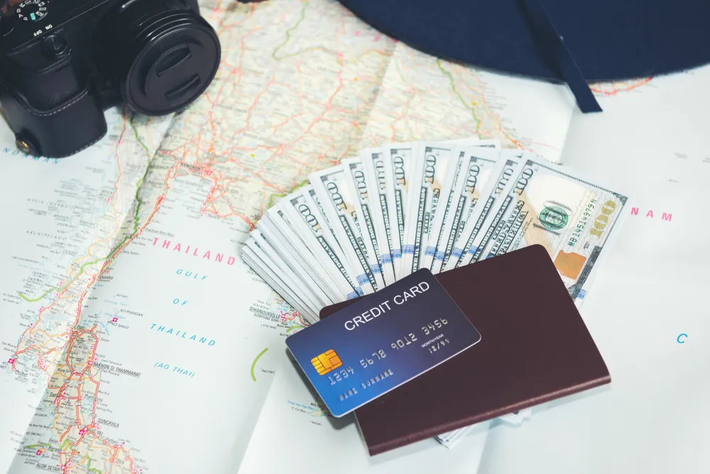 Dollarscheine, Kreditkarte und Reisepass auf einem Tisch