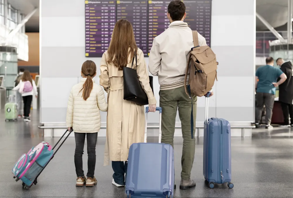 Familie mit Kind und Gepäck im Flughafenterminal