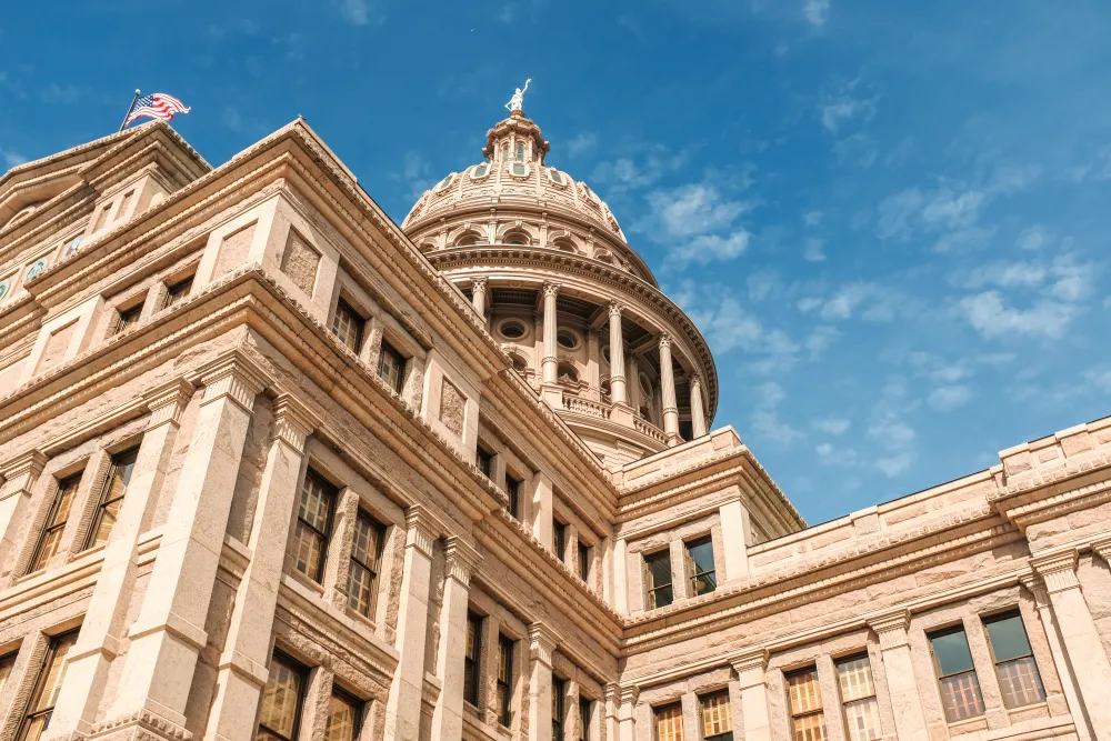 Kapitol von Texas in Austin vor blauem Himmel