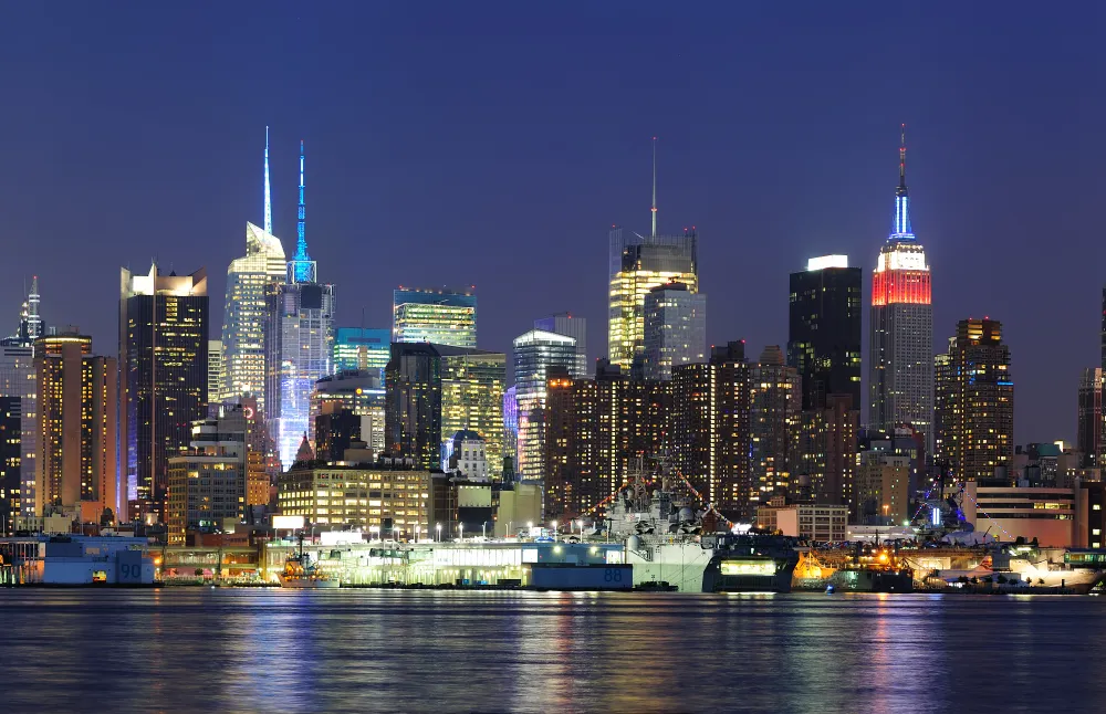 Skyline von Midtown Manhattan in der Abenddämmerung