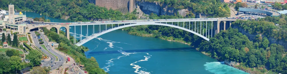 Rainbow Bridge über den Niagara River zwischen USA und Kanada