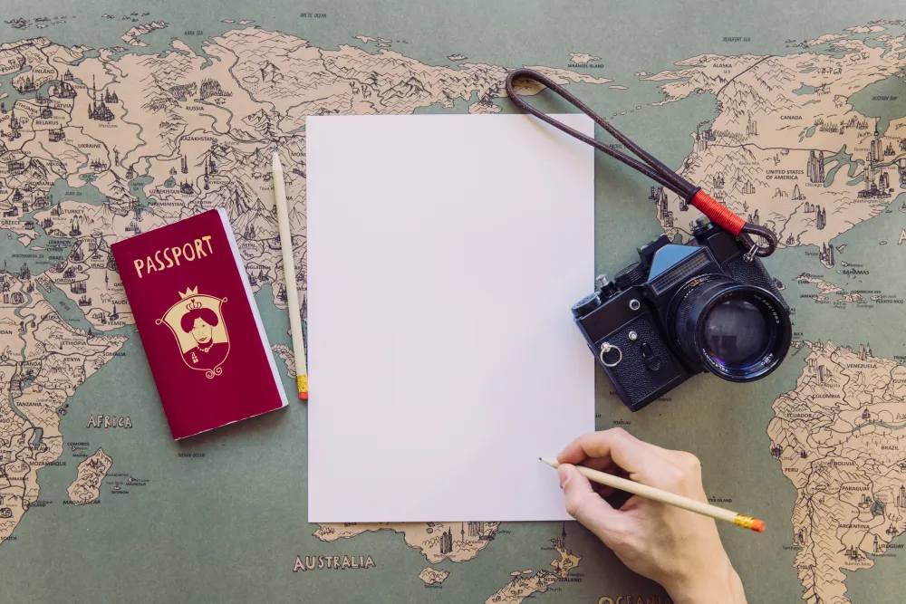 Hand macht Notizen auf einer Landkarte bei der Reiseplanung