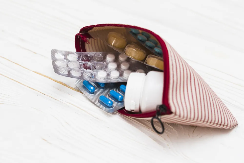 Tabletten in einer kleinen Reisetasche für Medikamente